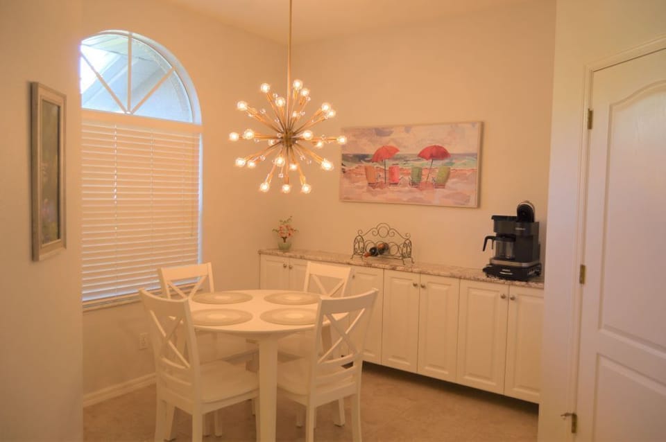 Kitchen eating area