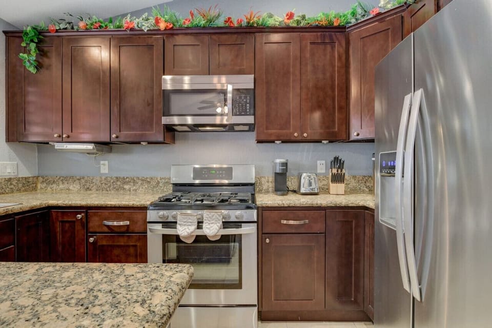 Create your own amazing meals in our spacious kitchen. There is a lot of room to prep dishes or to serve meals buffet style. Look up and you may just find a golden hidden money in the tropical flowers above the cabinets.