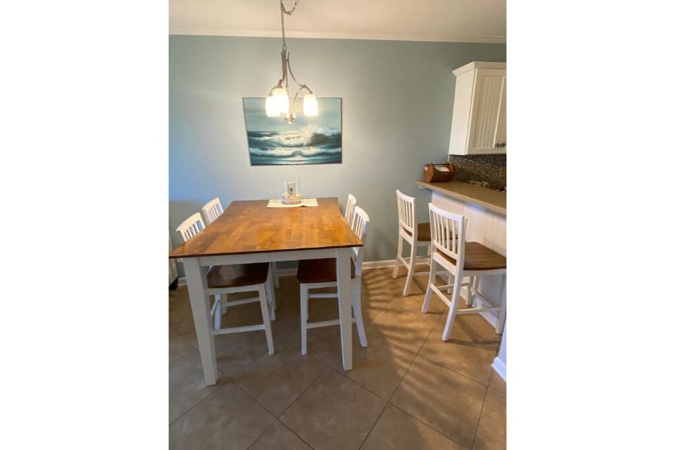 Dining Room for 4 or add the sleave and sit all 6. 
