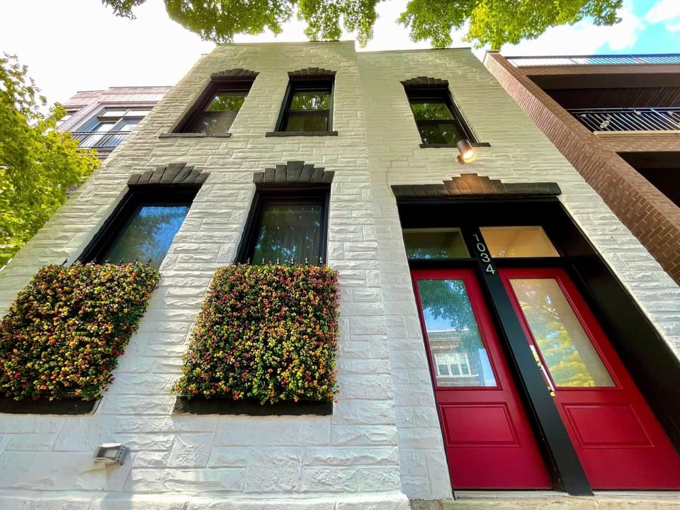 Steps from Division Street in Wicker Park, you are just down the block from some of the best restaurants, coffee shops, bars and shopping in the city.