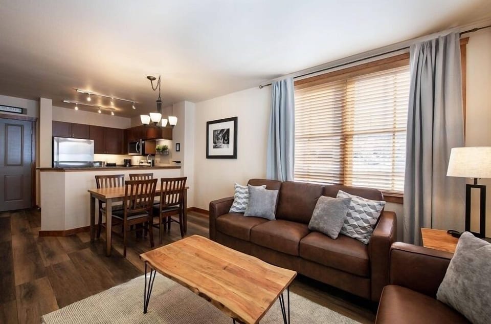 Home Decor, Furniture, Indoors, Living Room, Table