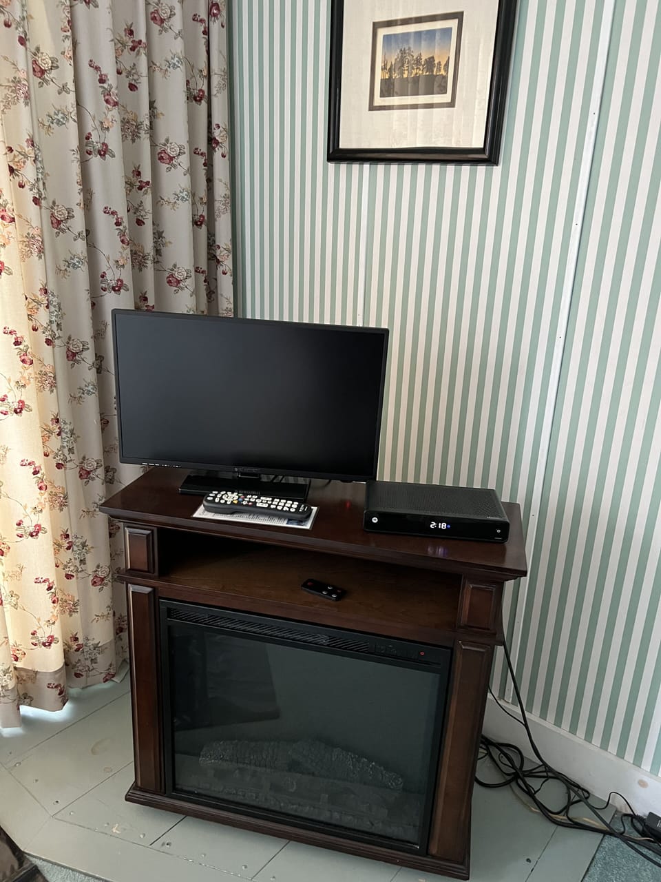 Flat screen TV with Wifi and spectrum streaming. 