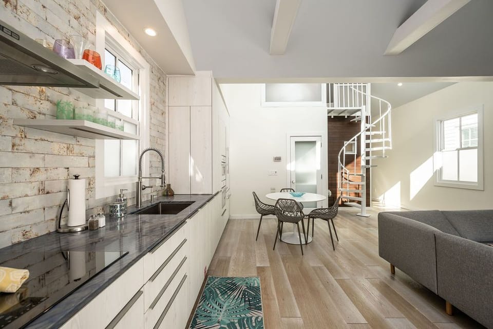 Kitchen / Dining Area