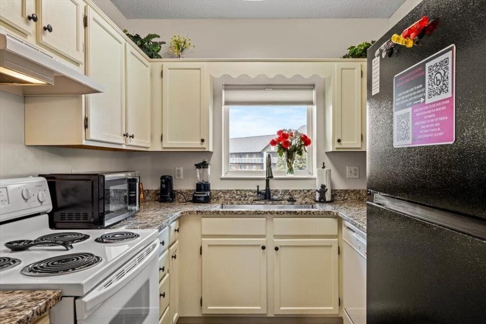 Cook up a storm in this kitchen. It is fully equipped with every tool you could possibly need to whip up a delicious meal! From chopping boards to mixers, this kitchen has got you covered. 