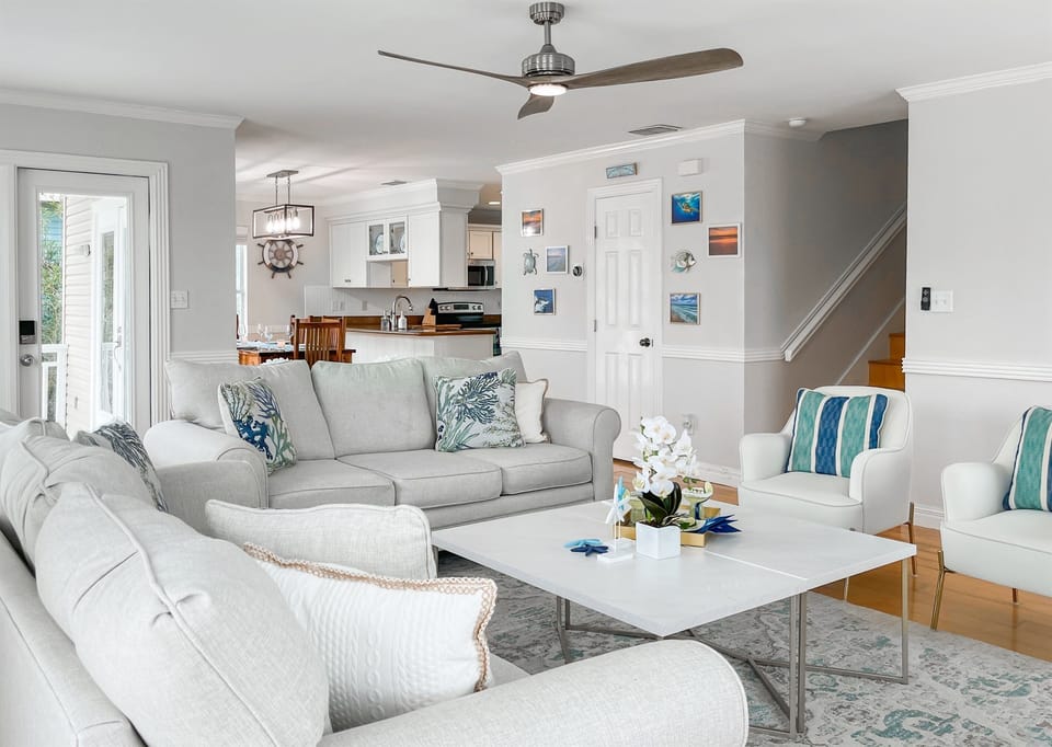Bright and airy space with stylish decor, perfect for relaxing and entertaining!