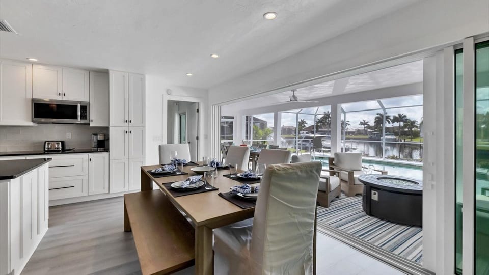 Seating for 6 at the dining table overlooking the lanai
