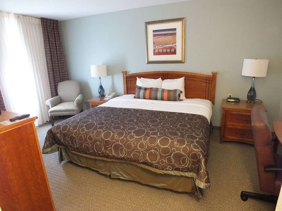 Unit with 1 Queen size bed. Exact unit will be assigned upon arrival. Views, colors and decor may vary.