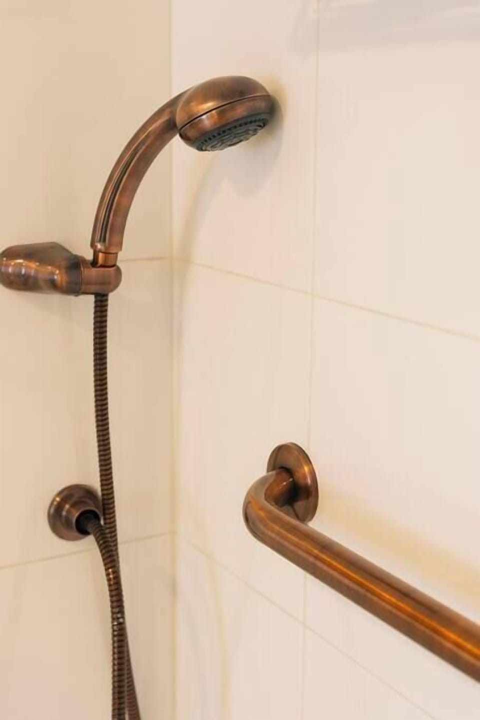Antique design. Rainfall shower and also handheld. 