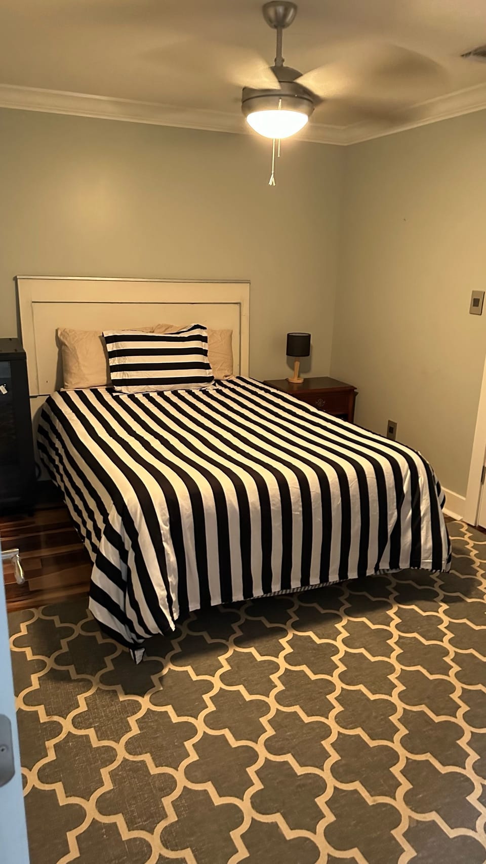 Upstairs middle bedroom with queen bed