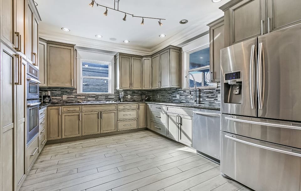 kitchen, main level, gas appliances.