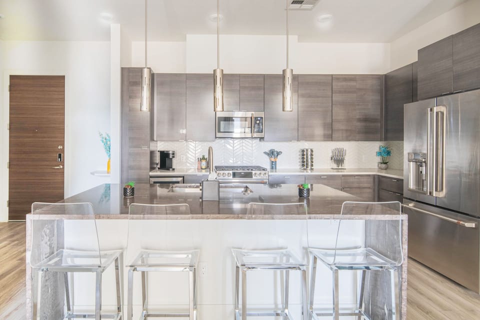 Kitchen & Bright Livingroom