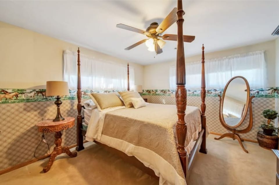upstairs master suite 