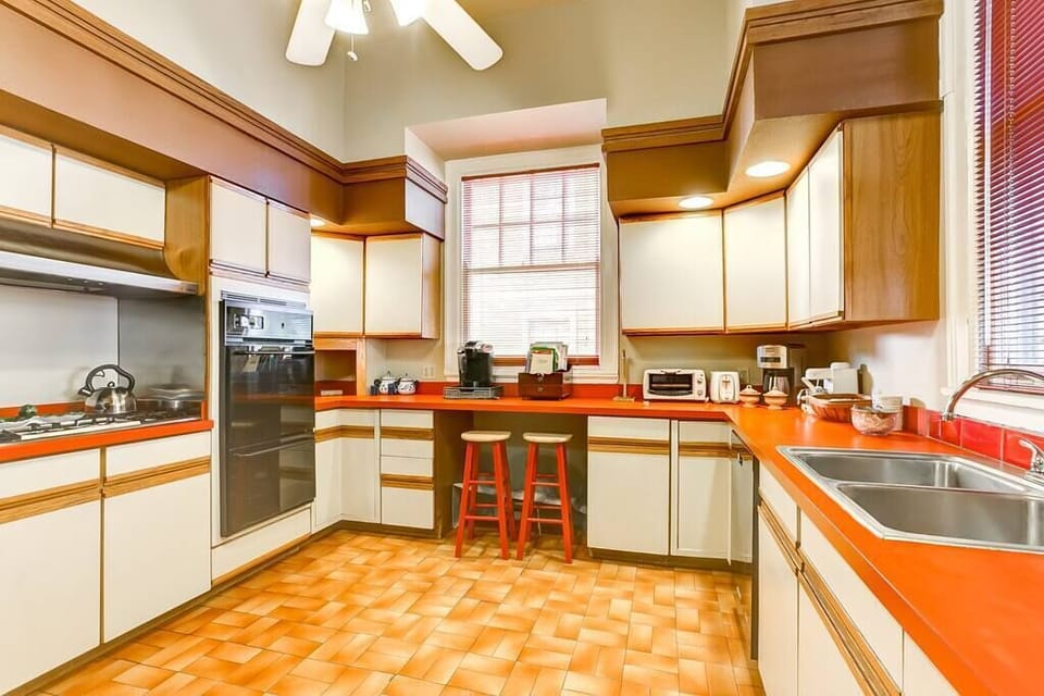 Kitchen. All appliances are relatively new. Gas cooking. Double oven.