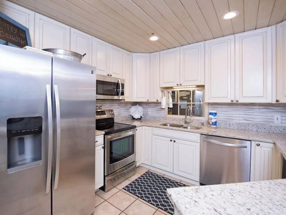 Fully equipped custom kitchen with everything you need! 