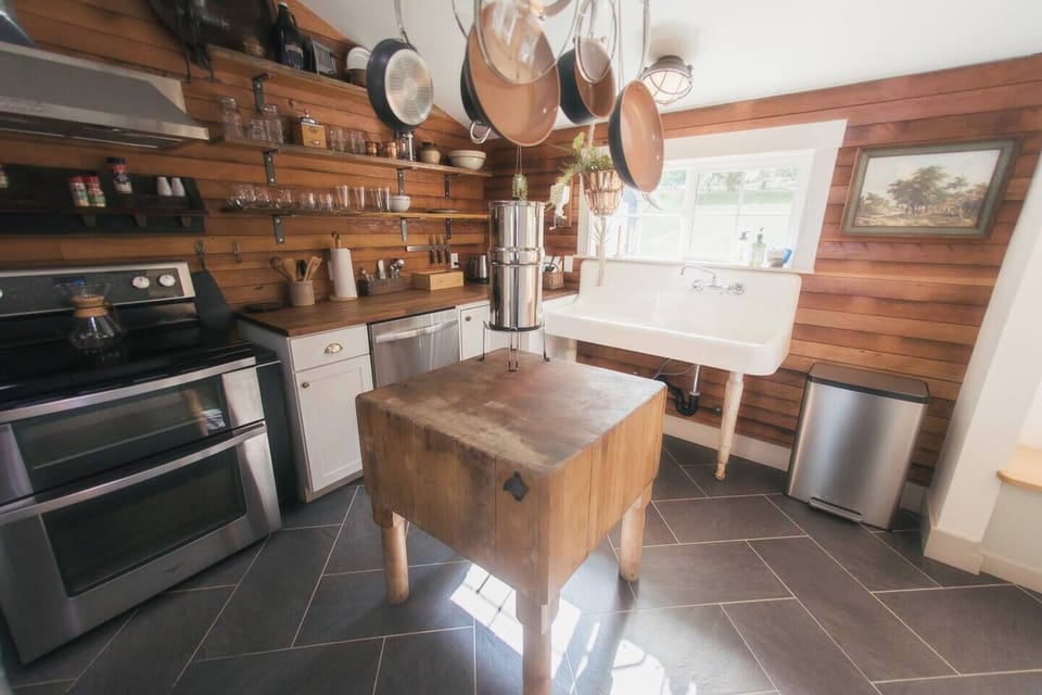 Double Oven. Fully equipped kitchen. Delicious local craft coffee provided. Original farm sink.