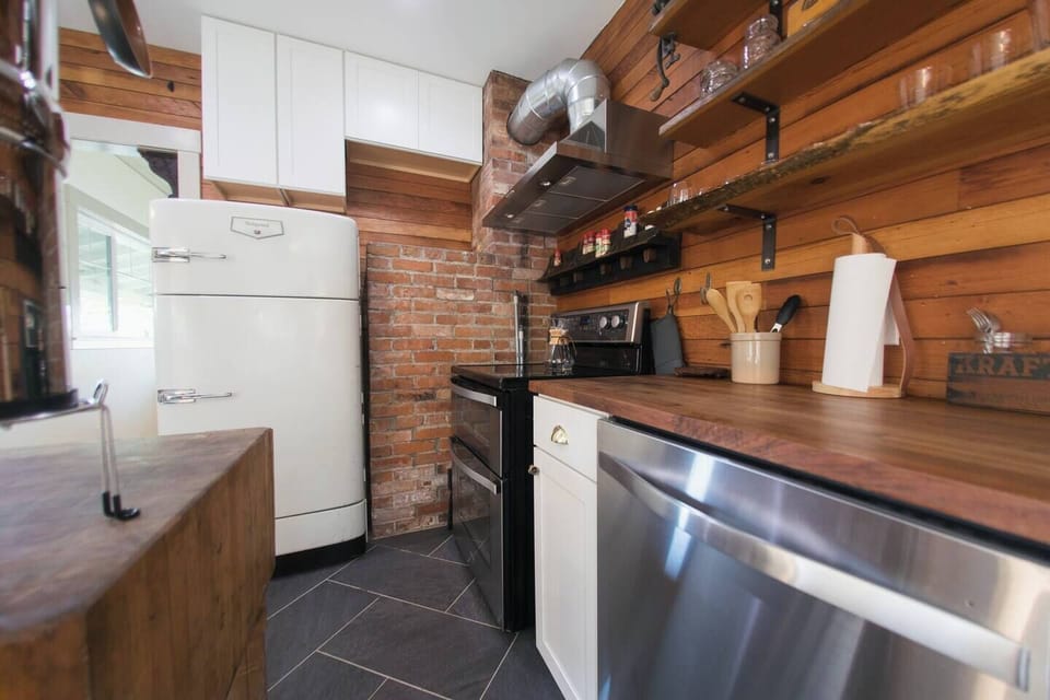 Vintage Kitchen and modern amenities