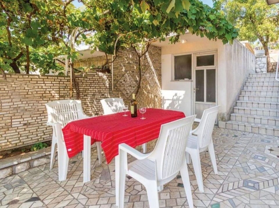 Table, Furniture, Property, Chair, Building, Outdoor Table, Wood, Tree, Outdoor Furniture, Tablecloth