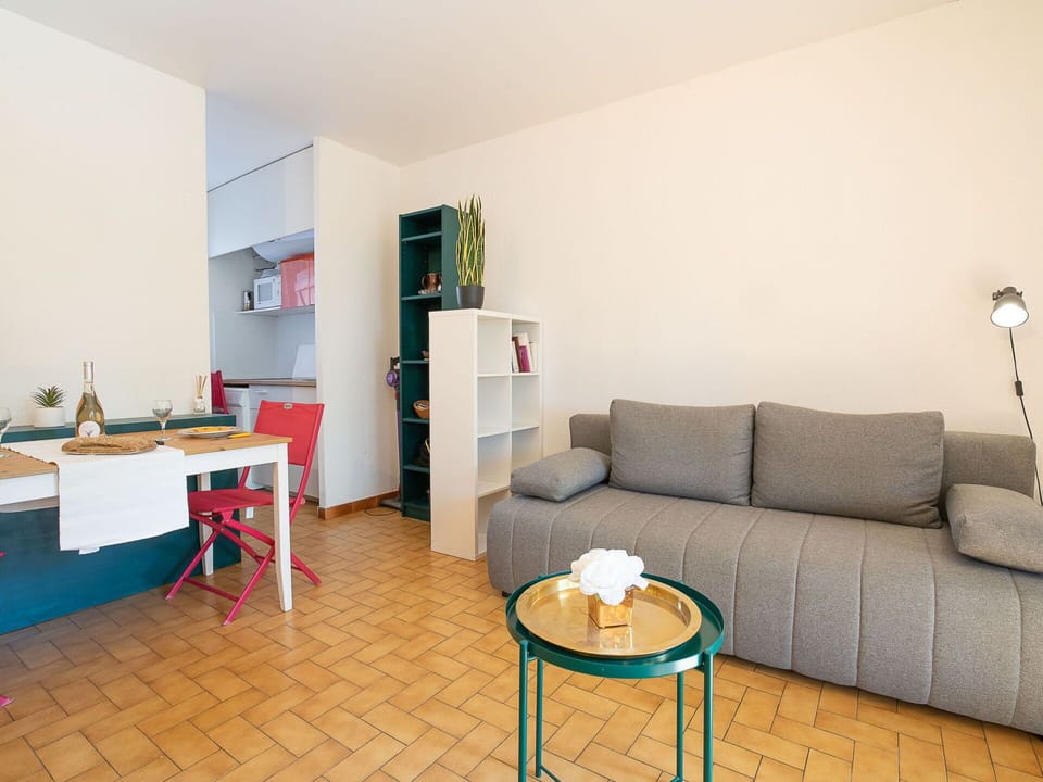 Furniture, Property, Couch, Table, Interior Design, Living Room, Floor, Flooring, Wall, Studio Couch