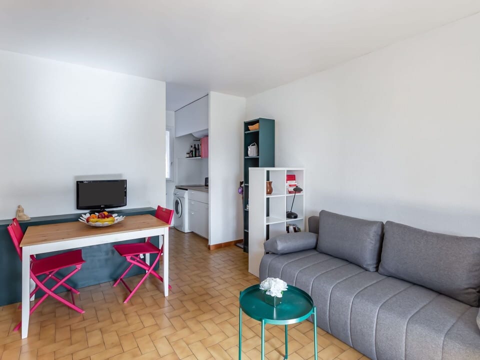 Table, Furniture, Couch, Building, Interior Design, Living Room, Flooring, Floor, House, Comfort