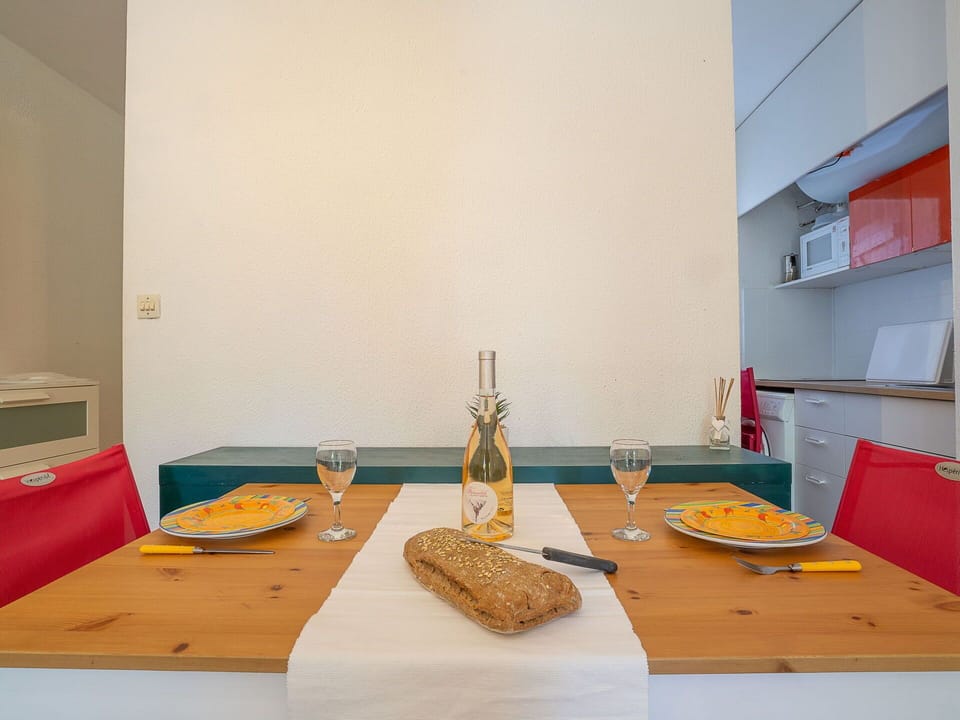 Table, Property, Furniture, Tableware, Building, Wood, Interior Design, Flooring, Floor, House