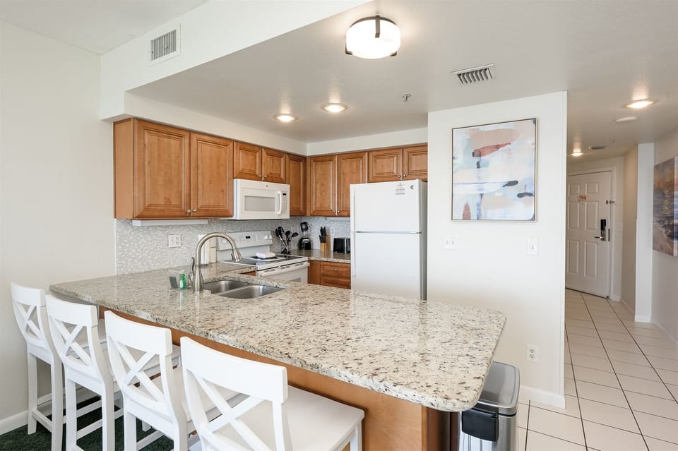 Big kitchen with plenty of seating
