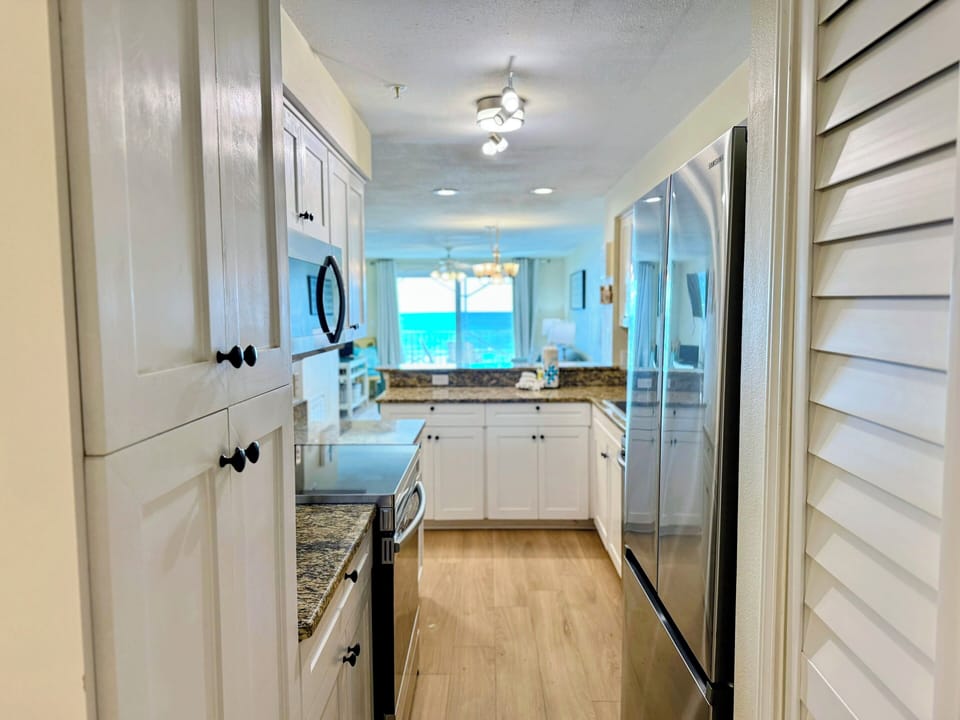 Palms 204 Kitchen