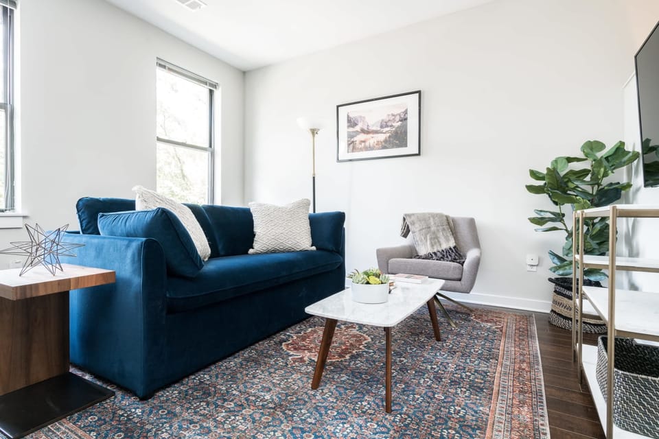 CozySuites Music Row – Luxe Studio w/free parking!