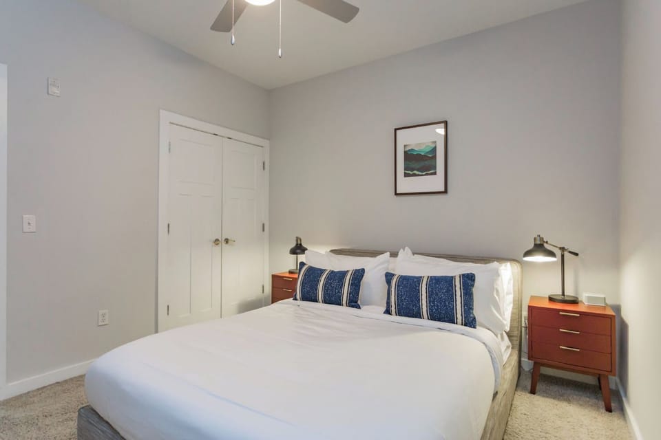 CozySuites Music Row – Luxe 1BR w/free parking!