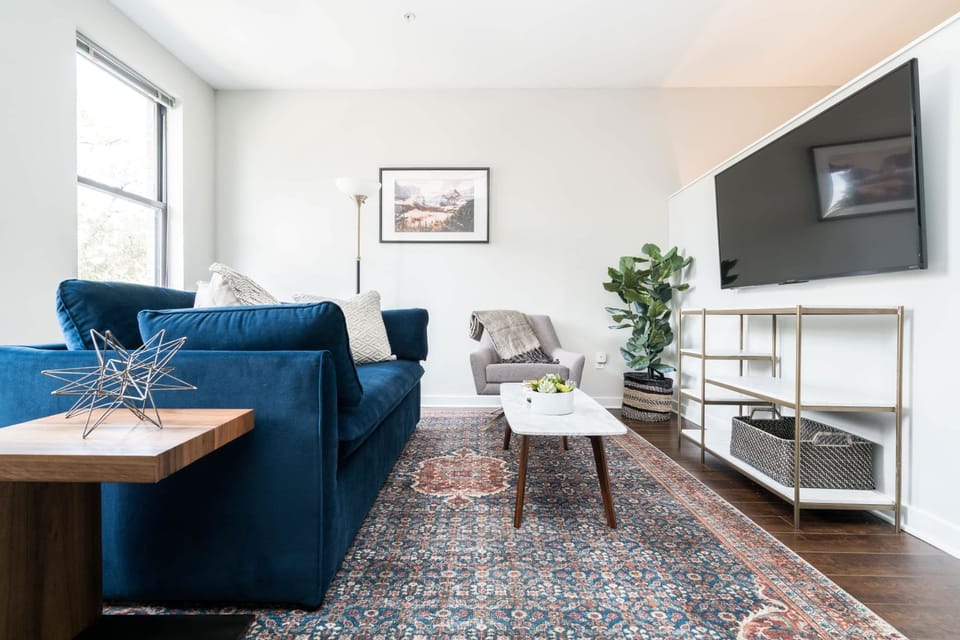 CozySuites Music Row – Luxe Studio w/free parking!