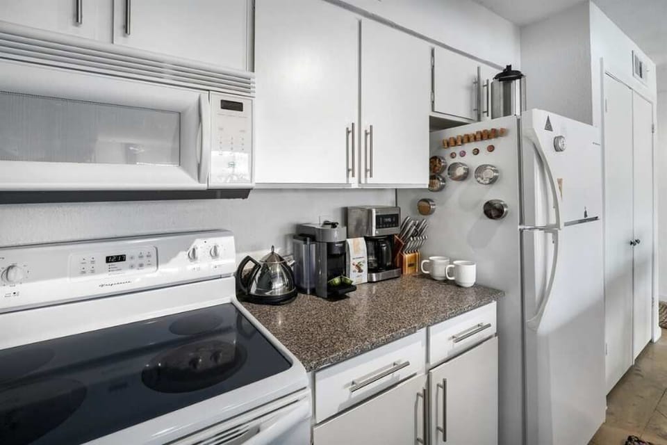 Fully equipped kitchen.