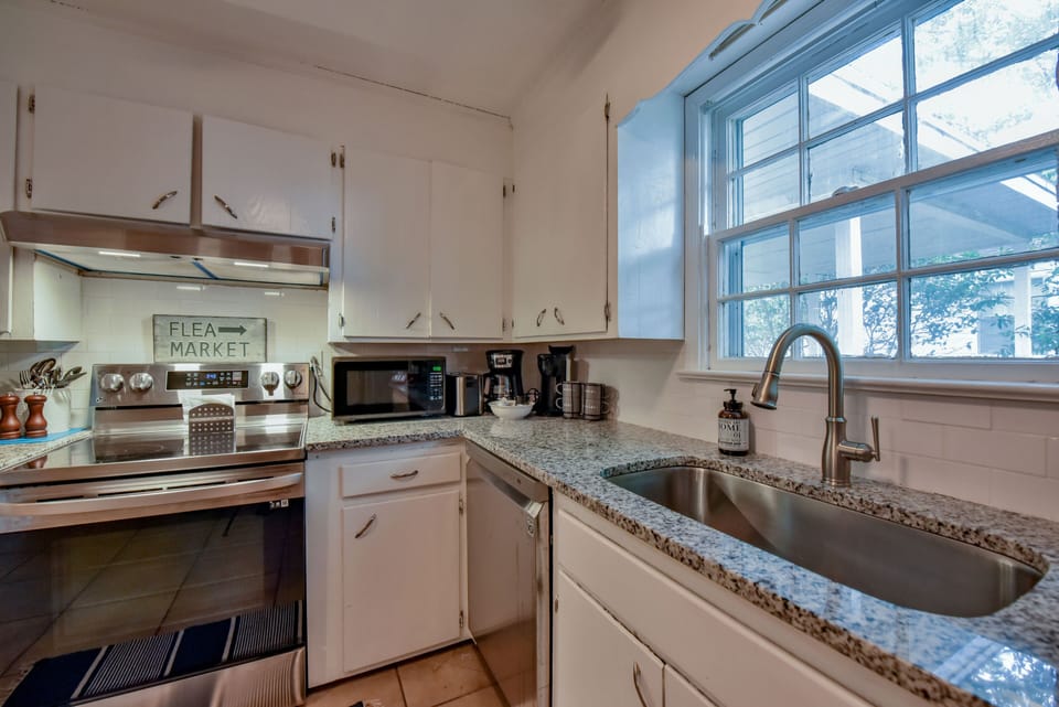 Kitchen - In addition to the coffee maker, there is a starter coffee set.