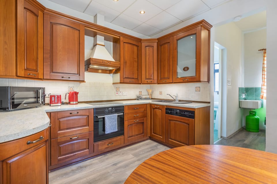 Full kitchen photo, including a dishwasher 