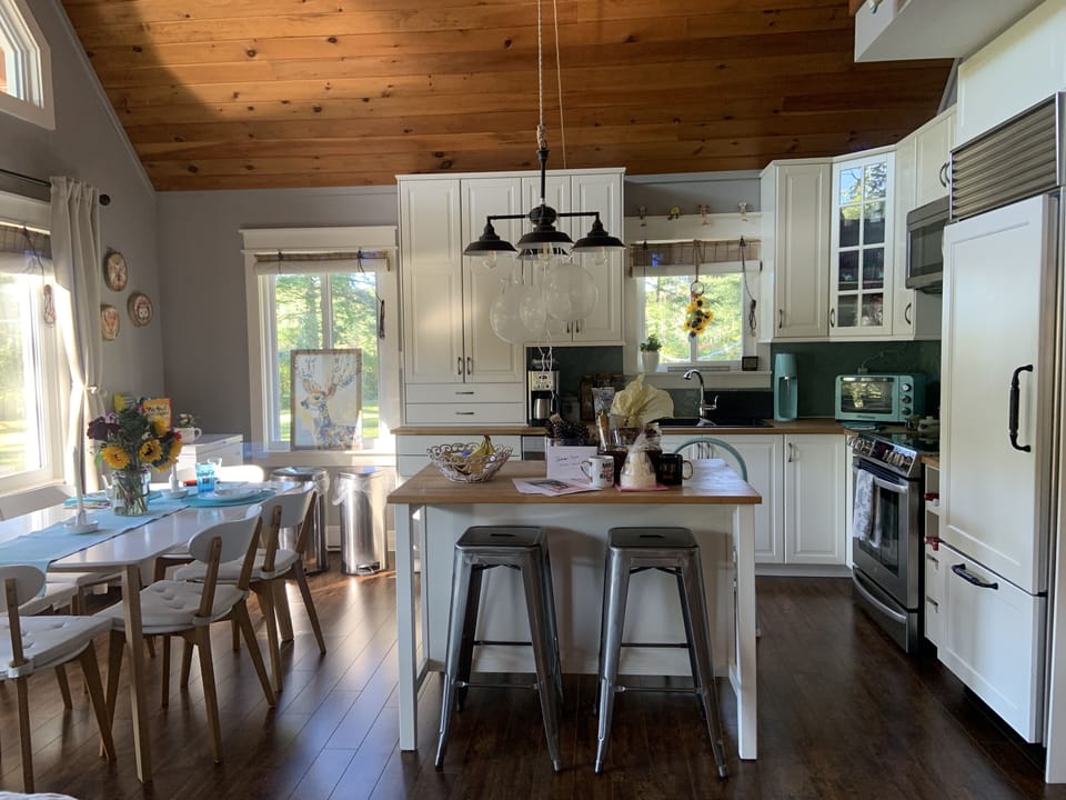Open floor plan living, dining & kitchen area! Full kitchen & modern amenities!