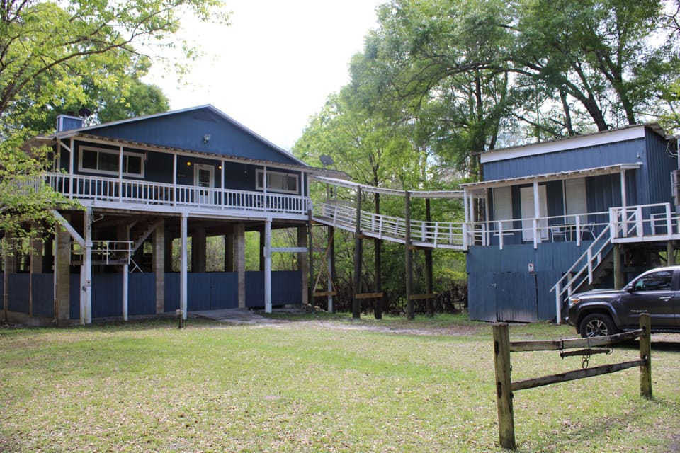 Main house with annex bedroom suite