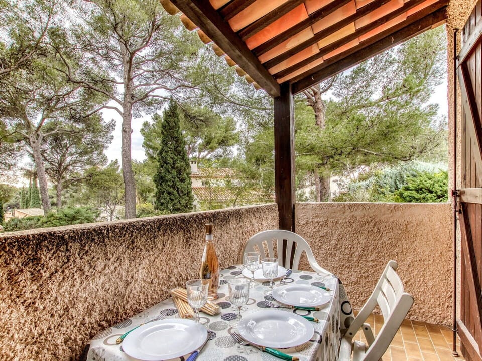 Table, Property, Furniture, Plant, Tableware, Tree, Shade, Chair, Building, Outdoor Furniture