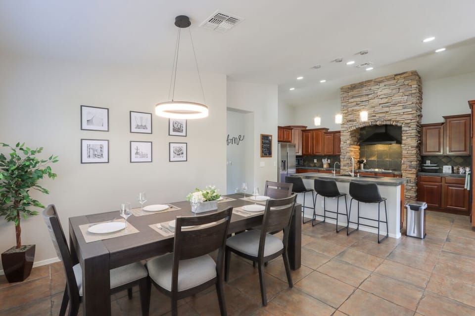 Spacious Dining for 8 Family or Friends.. Enjoy sitting with Family during Vacay
