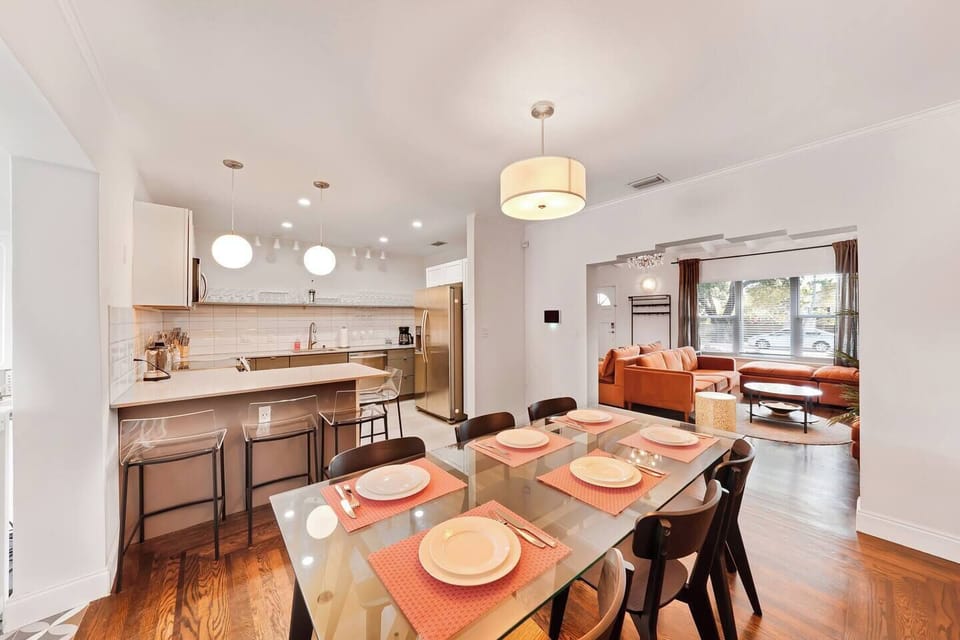 We have a 6-seater dining table. From the dining area, you have a view of the kitchen (with 3 bar stools) and the living room. 