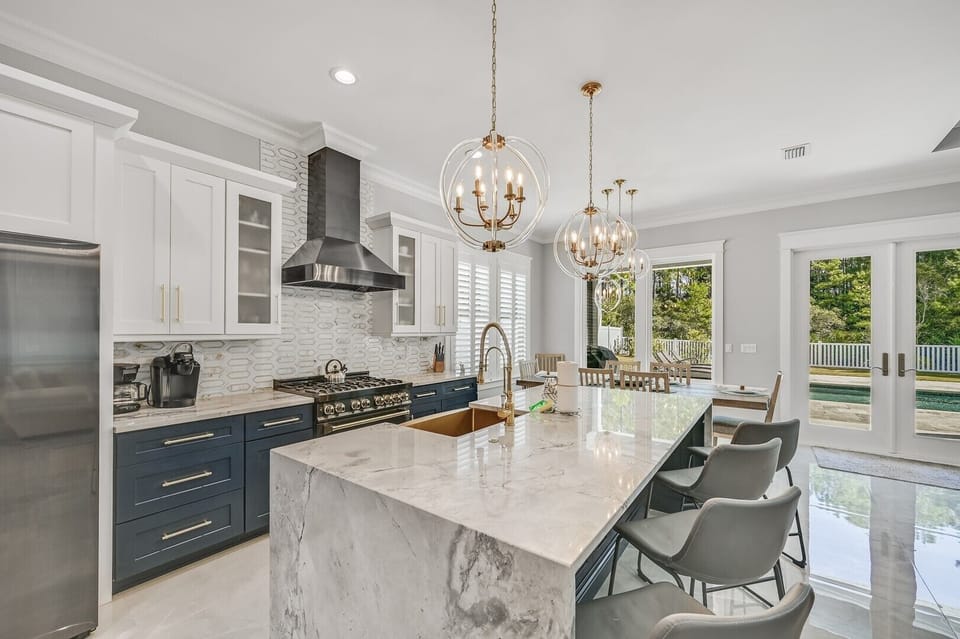 Kitchen with Breakfast Bar