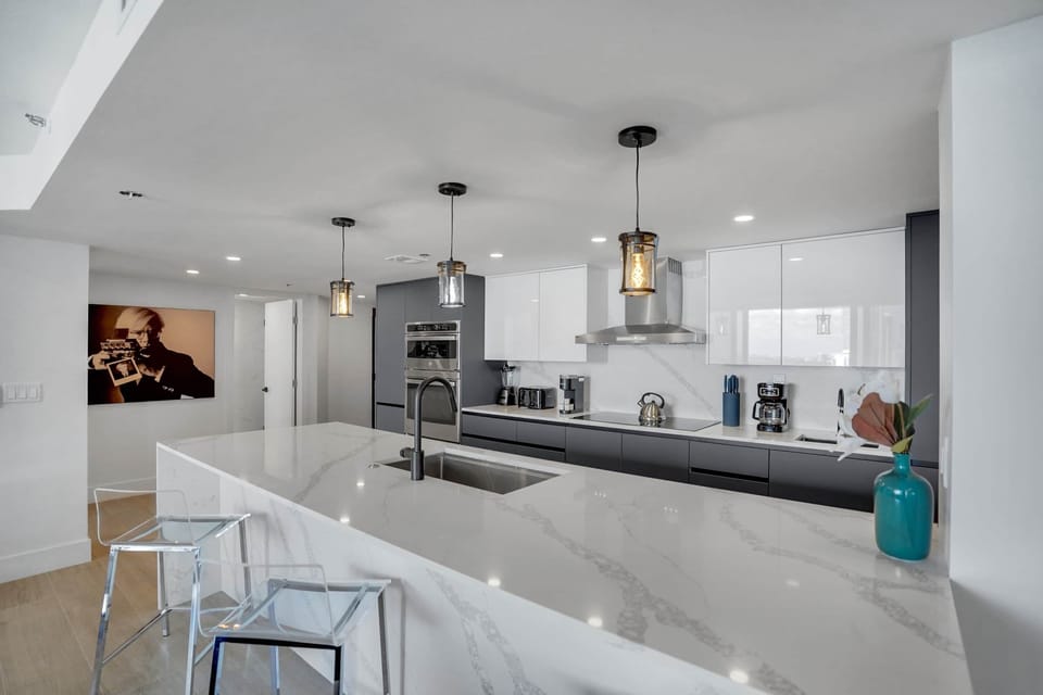Fully equipped kitchen, seating at counter for 3