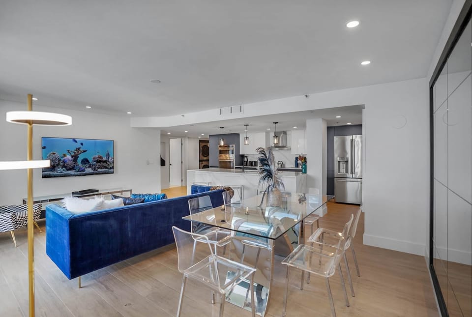 Dining area with seating for 6, fully equipped kitchen