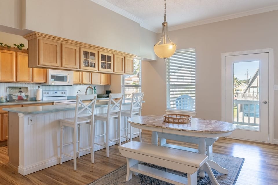 Dining area & kitchen