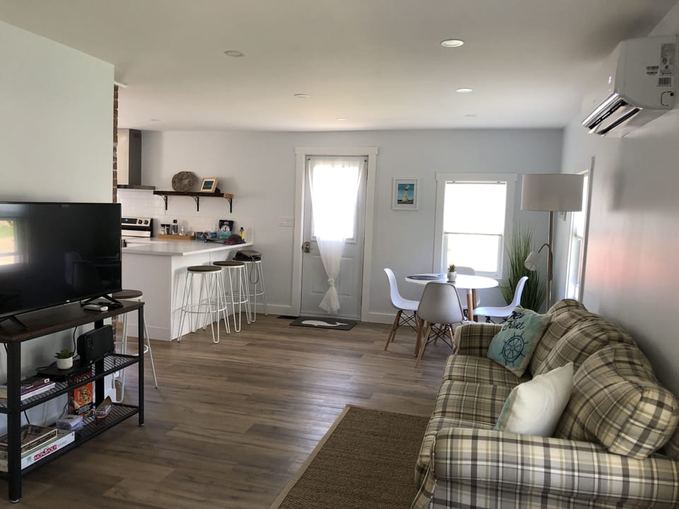 Sitting area with Smart TV, internet and cable 