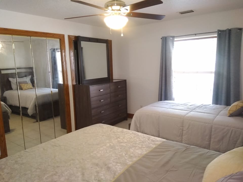 Bedroom with Queen and single bed