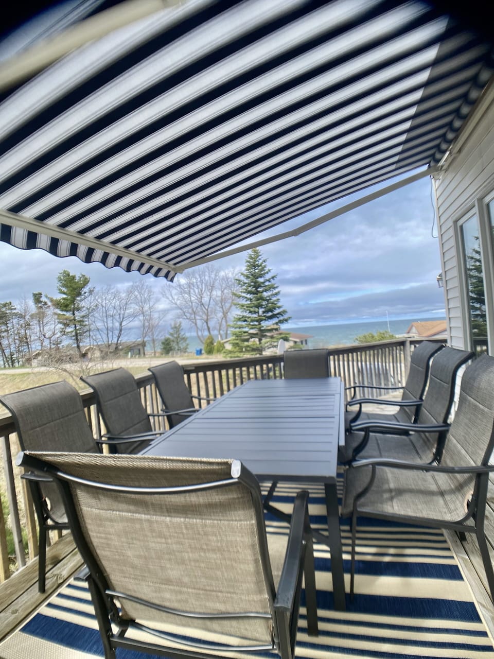 Side Deck, eating area - View
