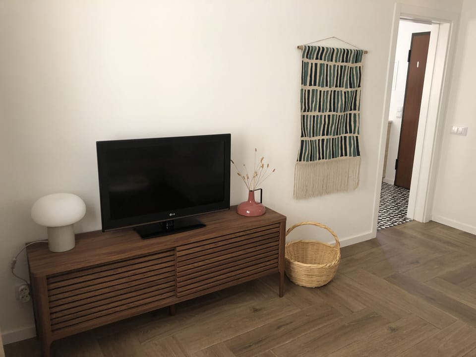 Living Room

AC (Cold + Hot)
32'' TV