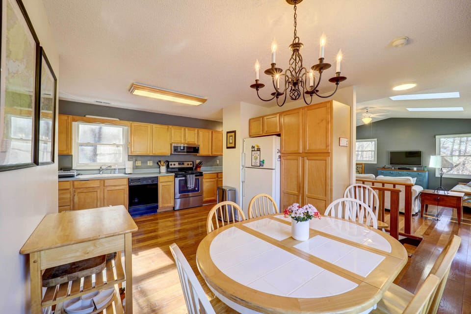 Dining Area | Dishware & Flatware Provided