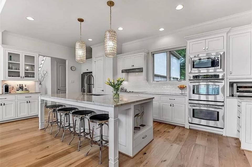 Island area & additional seating for 4 guests