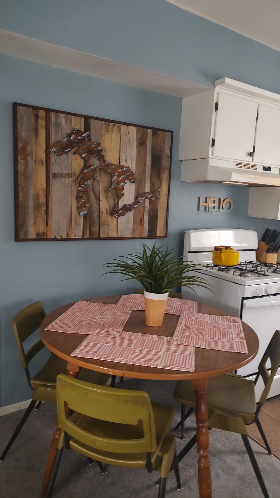 Dining room table and chairs 