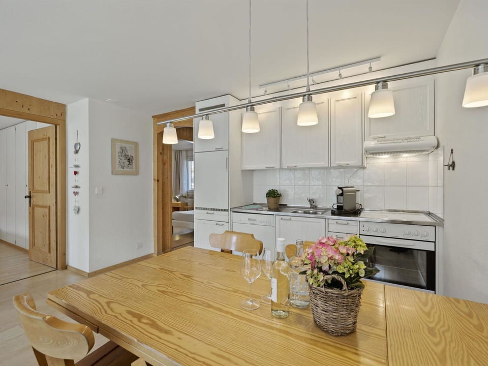 Table, Plant, Furniture, Houseplant, Cabinetry, Flowerpot, Door, Flower, Chair, Interior Design