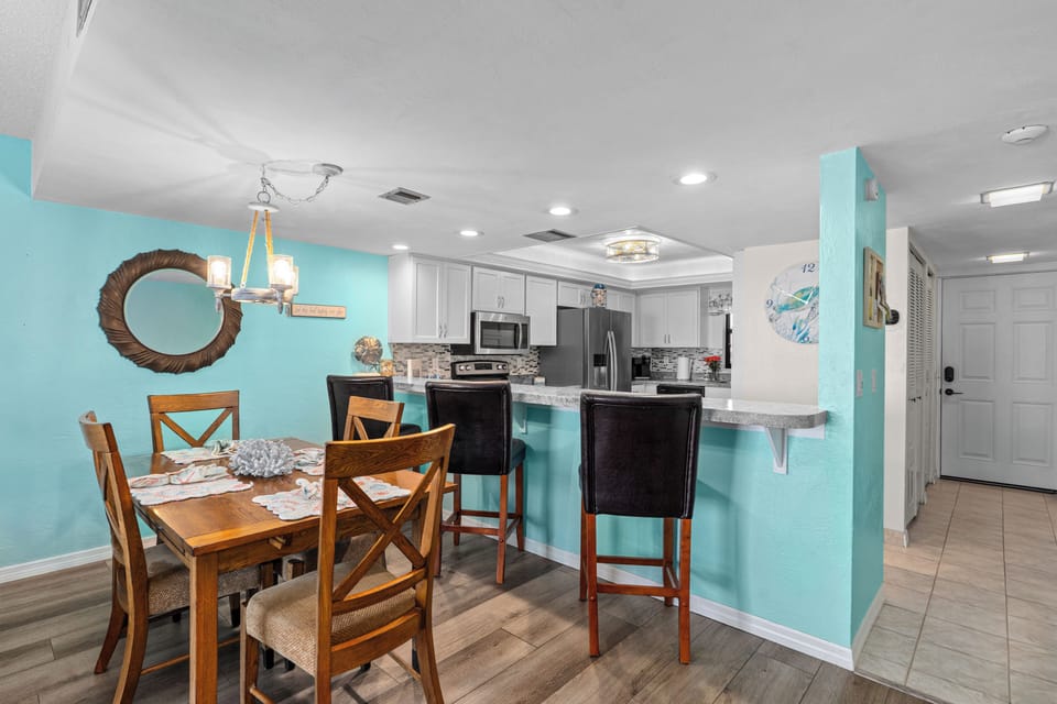 Spacious dining area with 3 stools at bar